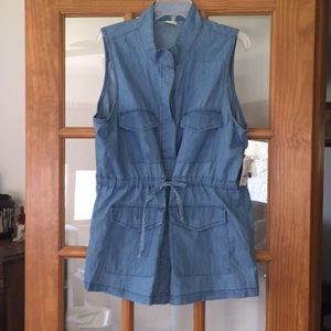 Chambray blue vest with adjustable waist